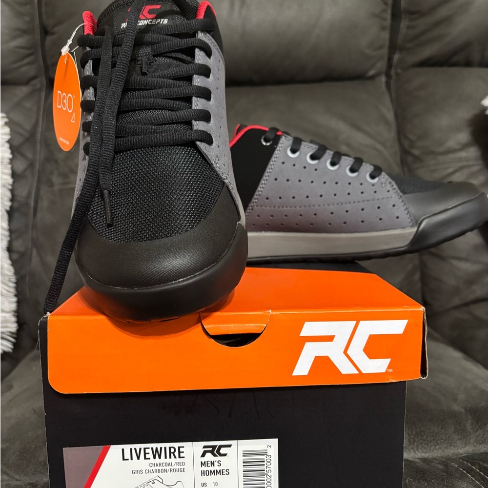 Livewire Men's Shoes - Black and Gray